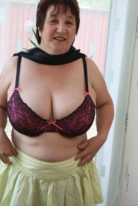 16P Madura BBW Kinky Carol ostenta cabelo curto enquanto expõe sutiã e calcinha