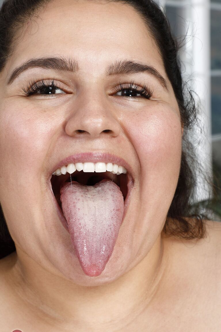 21P Mollige Amateurin Karla Lane zieht ihren roten Body aus und stellt ihren saftigen Busch zur Schau