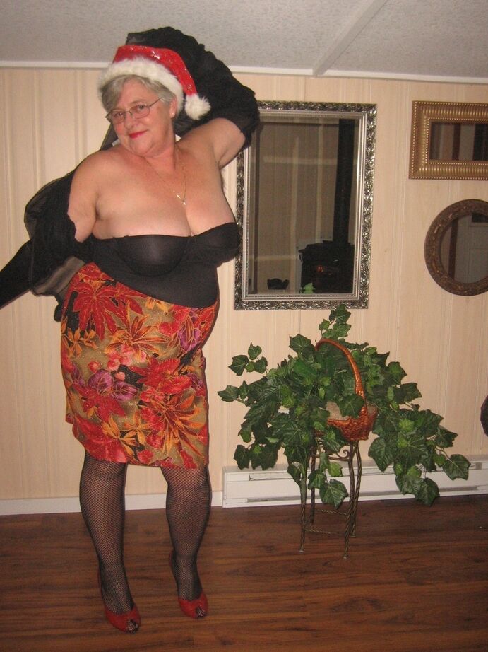 20P クリスマス帽子をかぶりながら服装を脱ぐ老素人ガードル女神