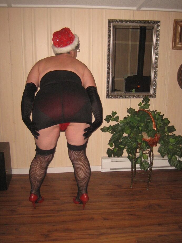 20P クリスマス帽子をかぶりながら服装を脱ぐ老素人ガードル女神