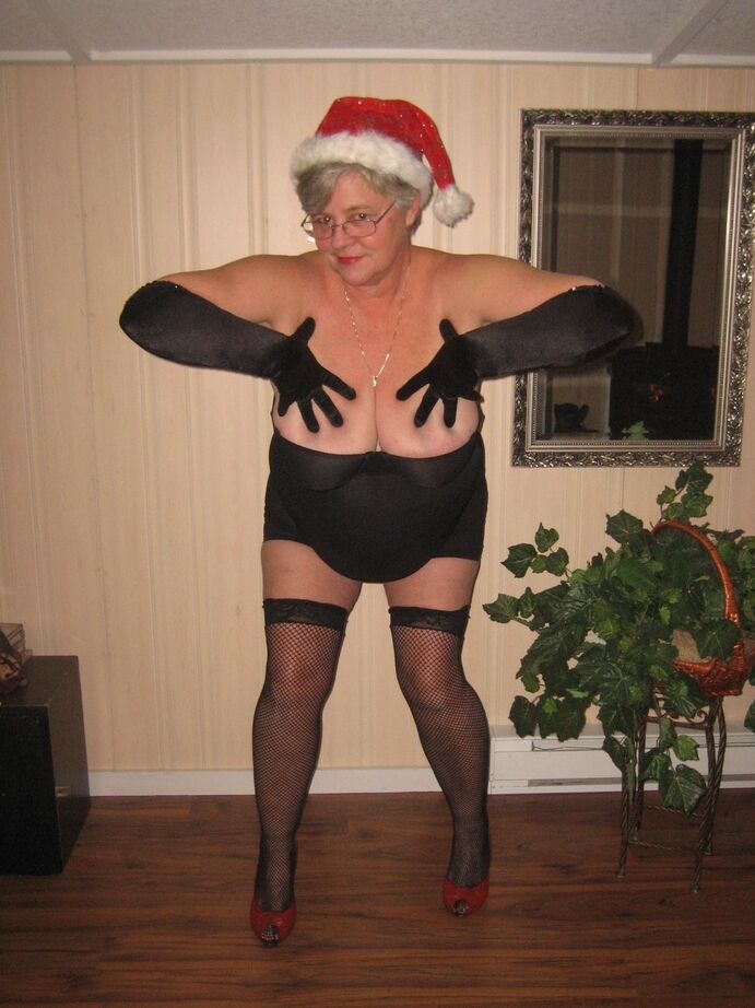 20P クリスマス帽子をかぶりながら服装を脱ぐ老素人ガードル女神