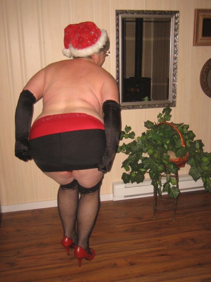 20P クリスマス帽子をかぶりながら服装を脱ぐ老素人ガードル女神