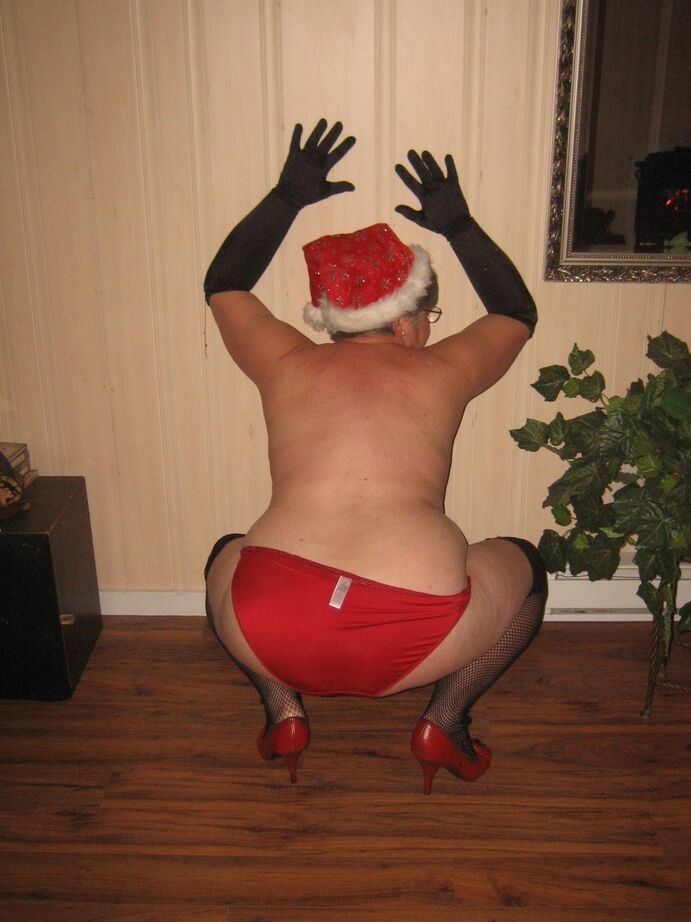 20P クリスマス帽子をかぶりながら服装を脱ぐ老素人ガードル女神