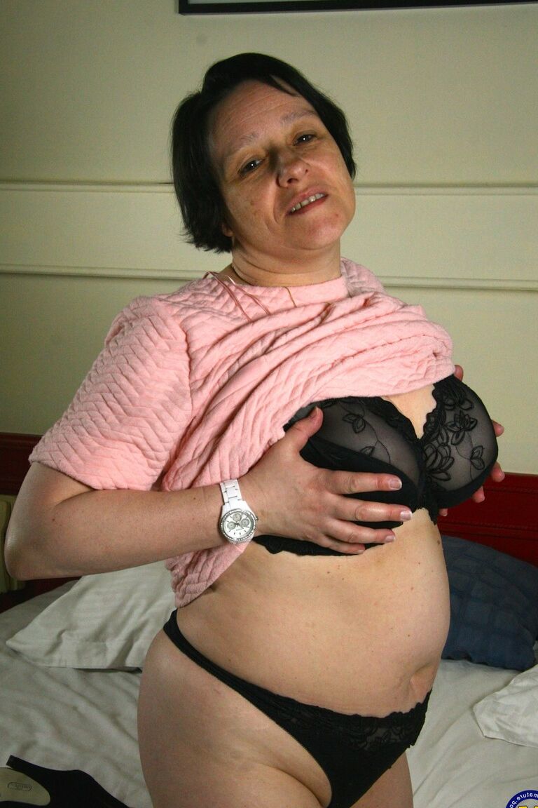 21P Dona de casa excitada Anouk S acariciando seus seios grandes