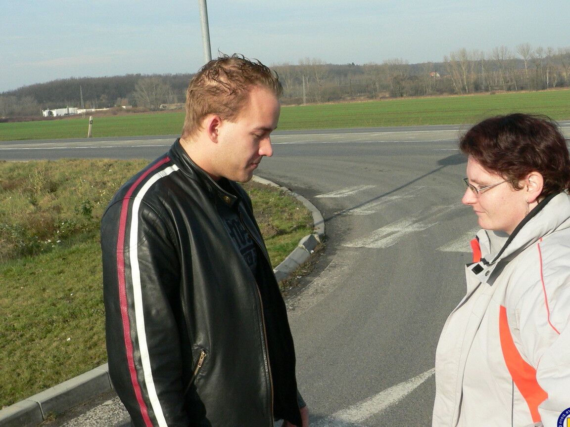 21P Europeia BBW Marieka se junta a um estranho em seu carro e leva uma gozada em seus peitos grandes