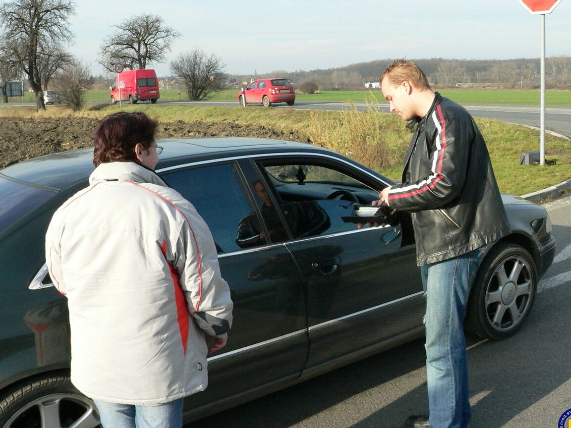 21P Europeia BBW Marieka se junta a um estranho em seu carro e leva uma gozada em seus peitos grandes
