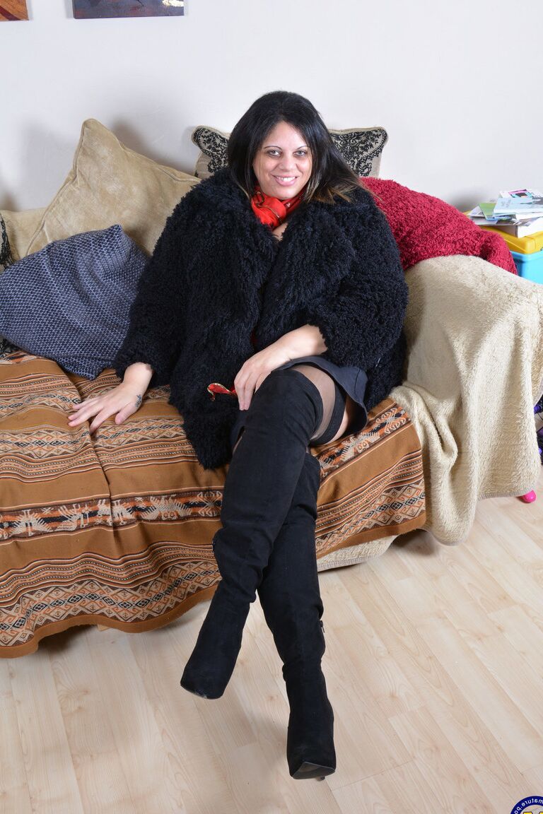 21P A encantadora BBW Queen Rachel se livra das roupas e brinca com brinquedos sexuais