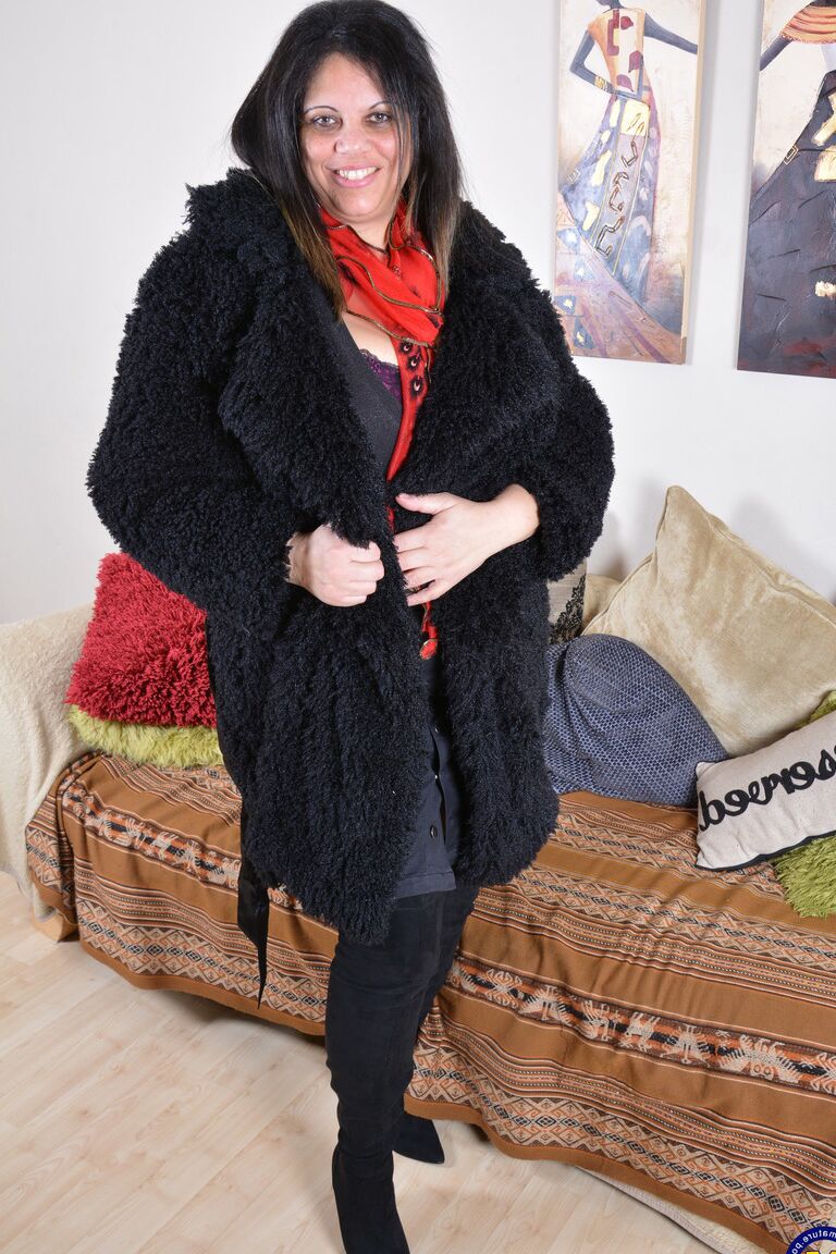 21P A encantadora BBW Queen Rachel se livra das roupas e brinca com brinquedos sexuais