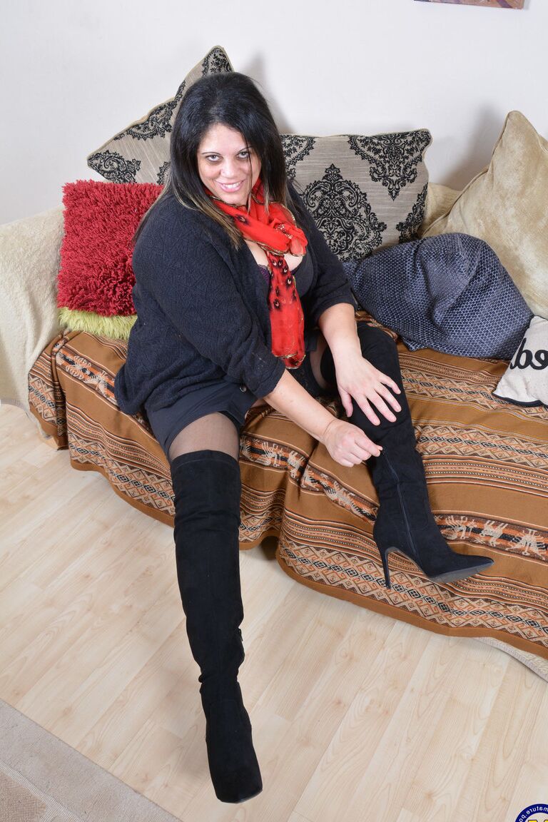 21P A encantadora BBW Queen Rachel se livra das roupas e brinca com brinquedos sexuais