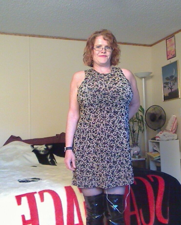 20P A ruiva de meia-idade Misha MILF perde seus peitos grandes antes do vibrador anal