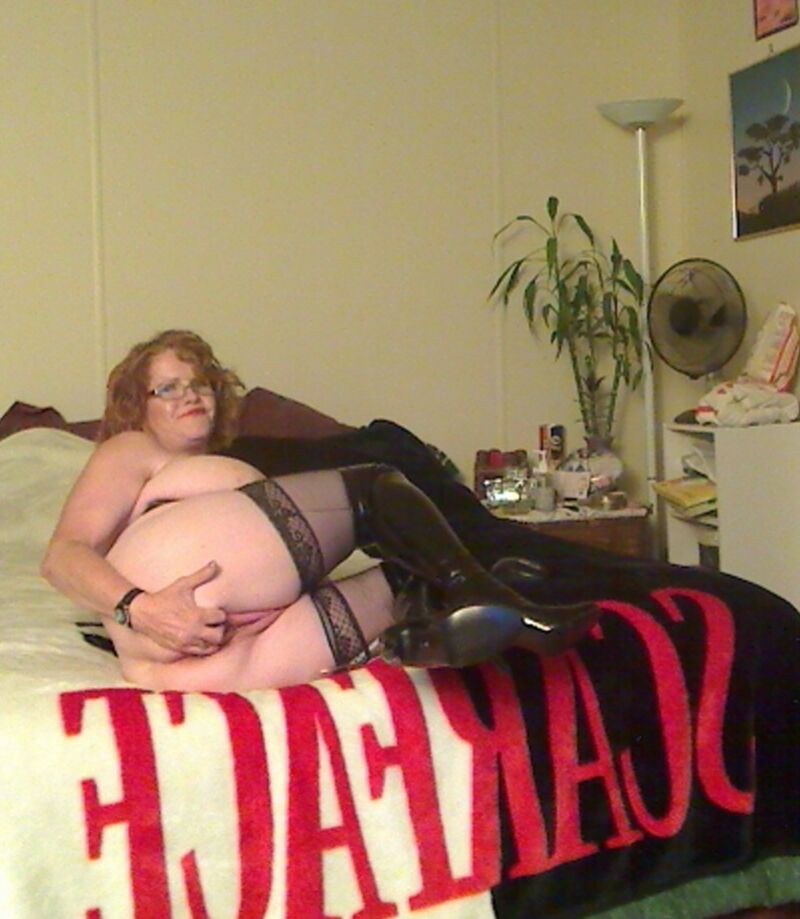 20P A ruiva de meia-idade Misha MILF perde seus peitos grandes antes do vibrador anal