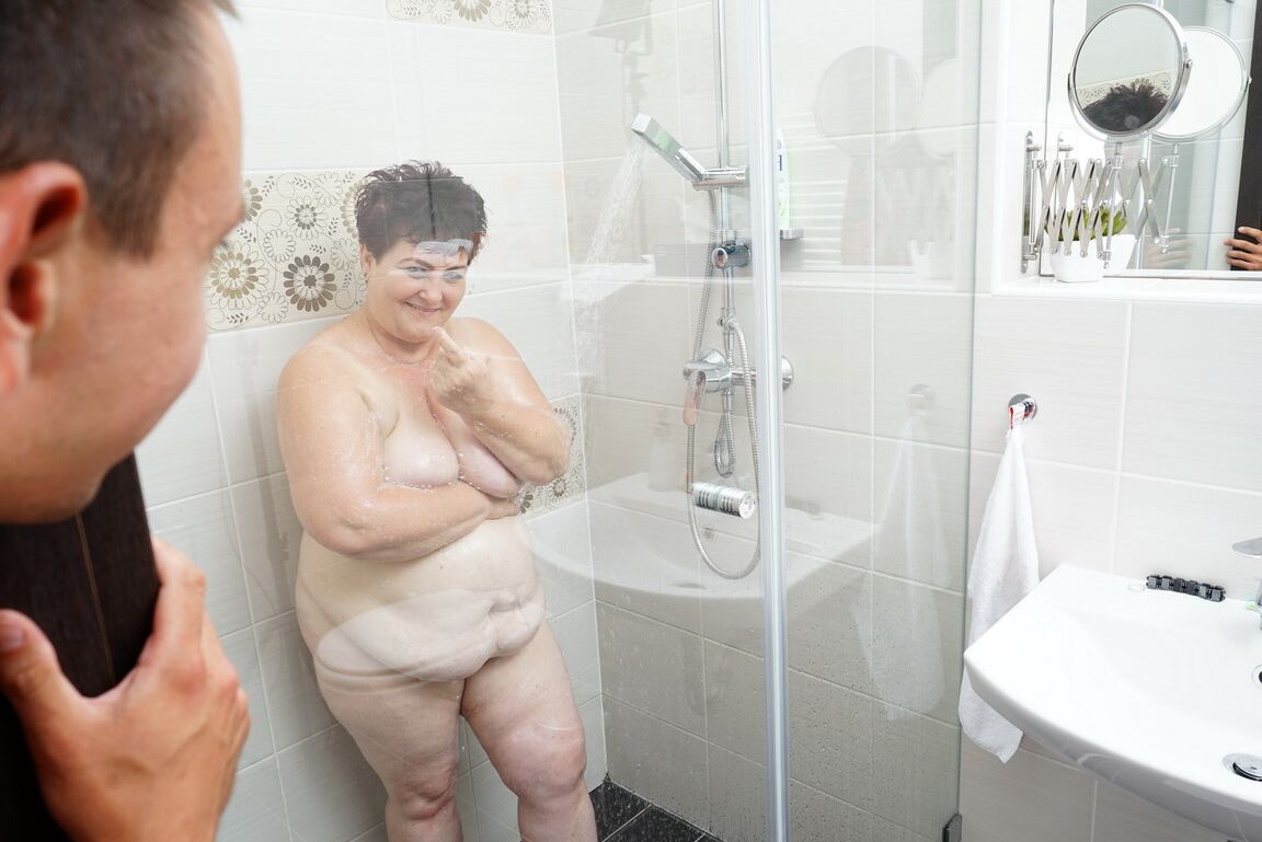 16P BBW madura é pega tomando banho antes do sexo com seu amante mais jovem