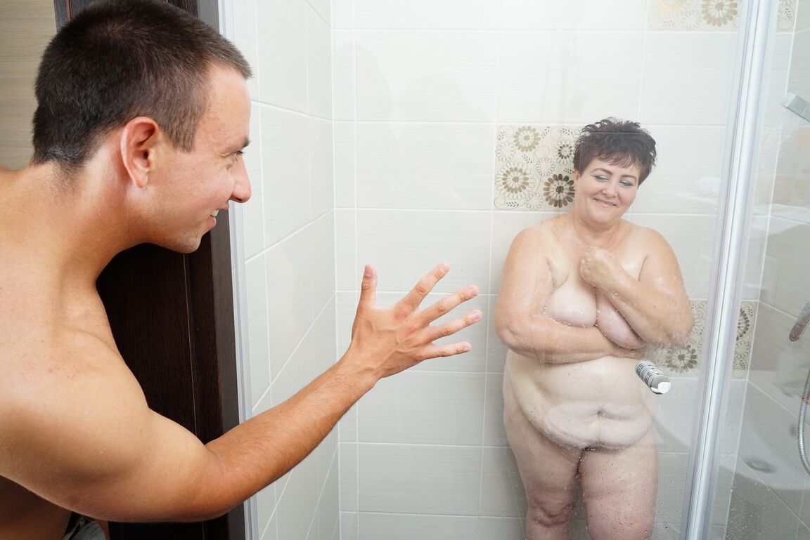 16P BBW madura é pega tomando banho antes do sexo com seu amante mais jovem