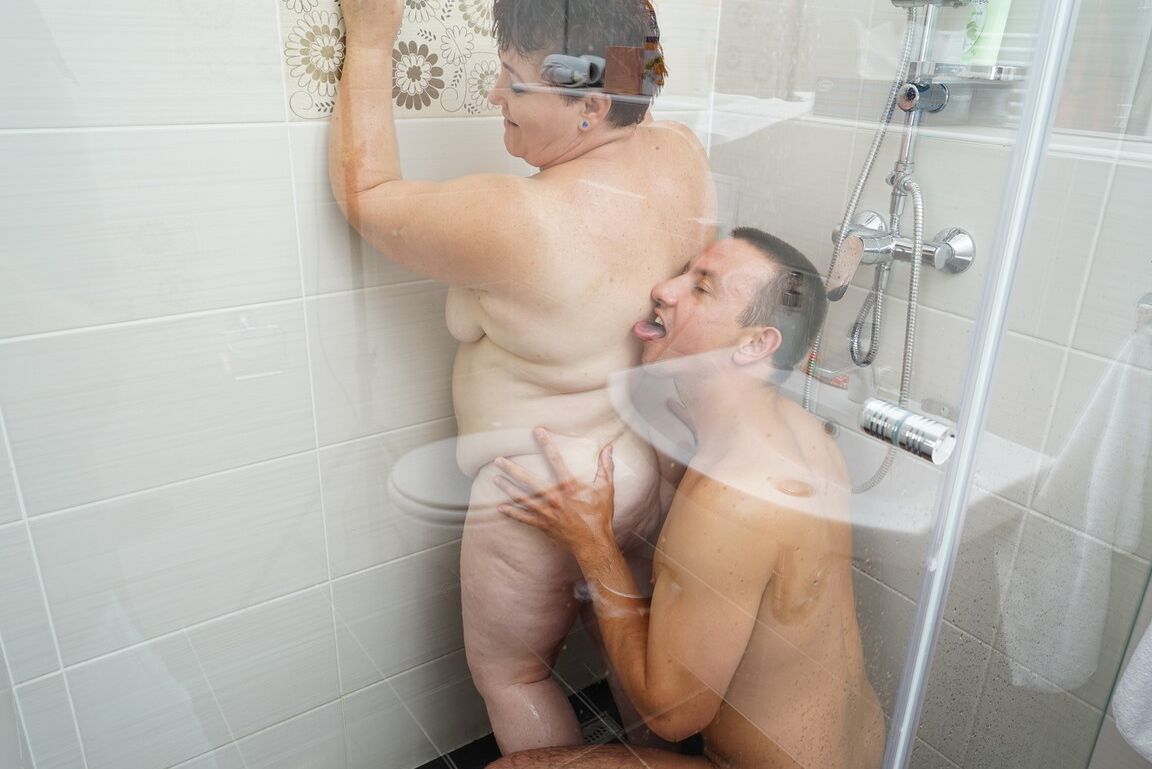 16P BBW madura é pega tomando banho antes do sexo com seu amante mais jovem