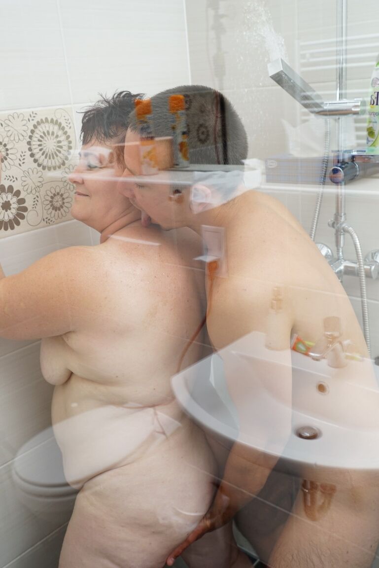 16P BBW madura é pega tomando banho antes do sexo com seu amante mais jovem