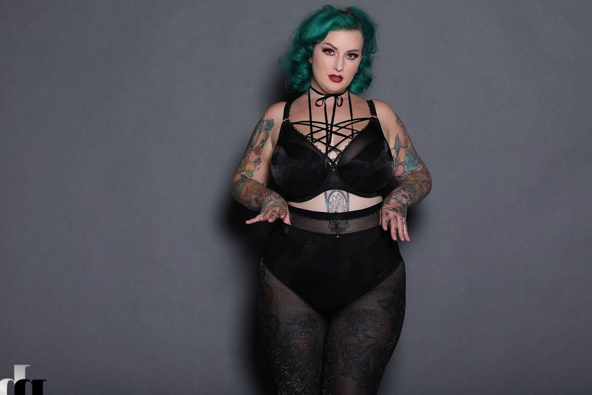 21P La gordita de pelo verde Galda Lou muestra su cuerpo tatuado y sus grandes tetas