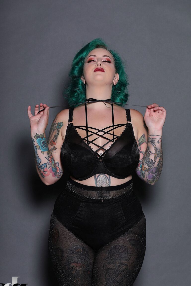 21P La gordita de pelo verde Galda Lou muestra su cuerpo tatuado y sus grandes tetas