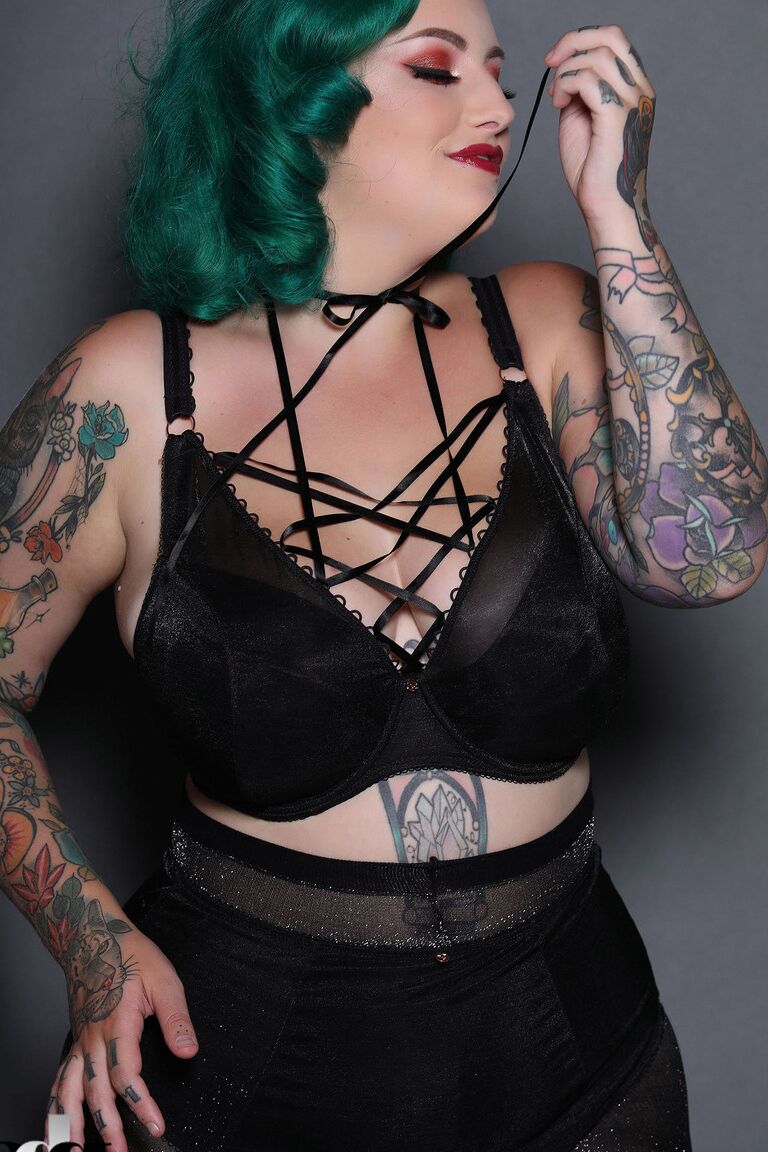21P La gordita de pelo verde Galda Lou muestra su cuerpo tatuado y sus grandes tetas