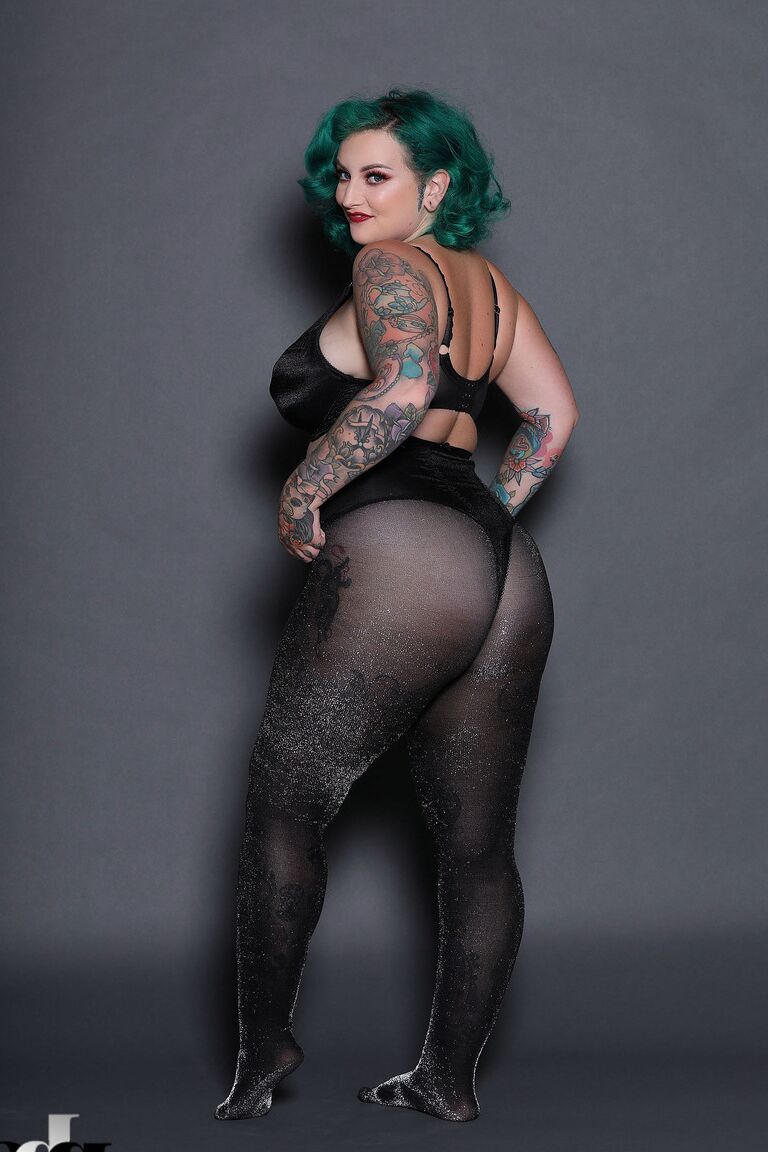 21P La gordita de pelo verde Galda Lou muestra su cuerpo tatuado y sus grandes tetas