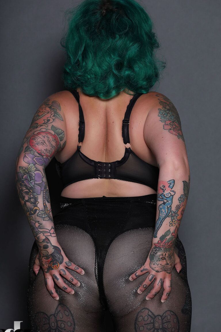 21P La gordita de pelo verde Galda Lou muestra su cuerpo tatuado y sus grandes tetas
