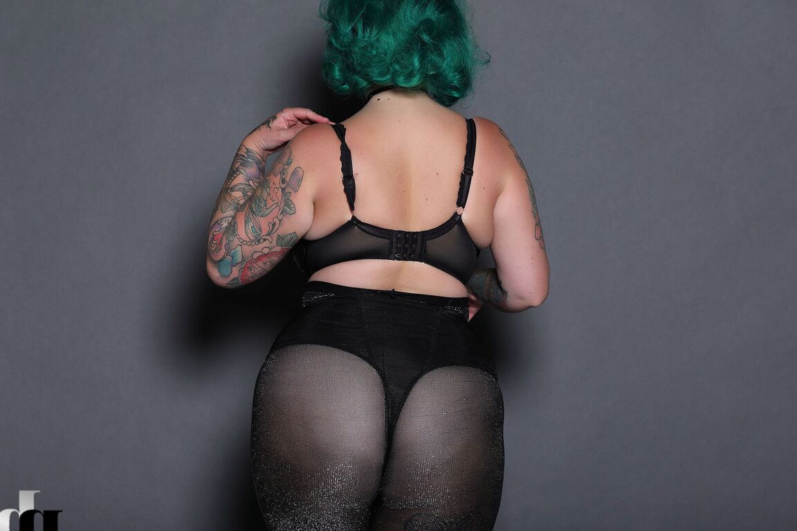 21P La gordita de pelo verde Galda Lou muestra su cuerpo tatuado y sus grandes tetas
