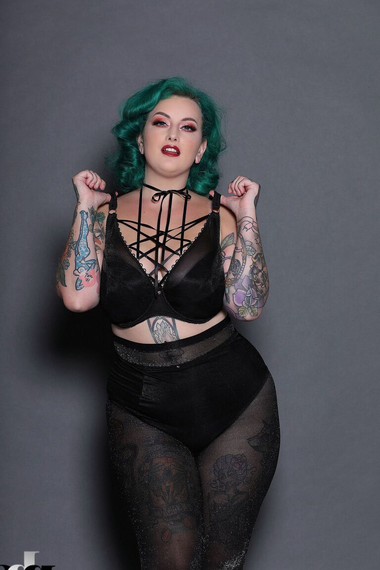 21P La gordita de pelo verde Galda Lou muestra su cuerpo tatuado y sus grandes tetas