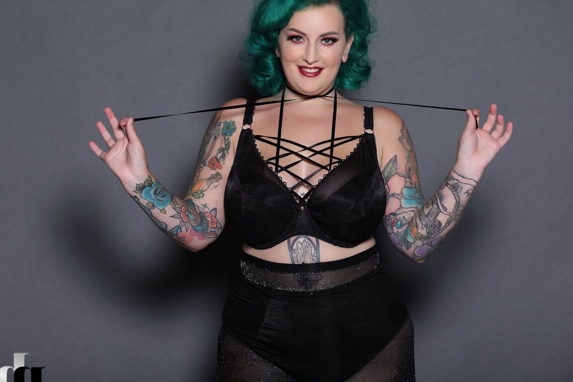 21P La gordita de pelo verde Galda Lou muestra su cuerpo tatuado y sus grandes tetas