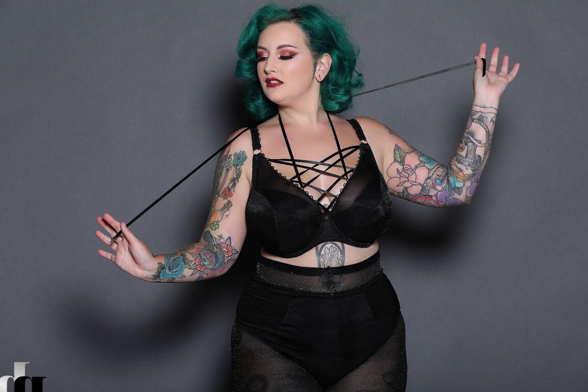 21P La gordita de pelo verde Galda Lou muestra su cuerpo tatuado y sus grandes tetas