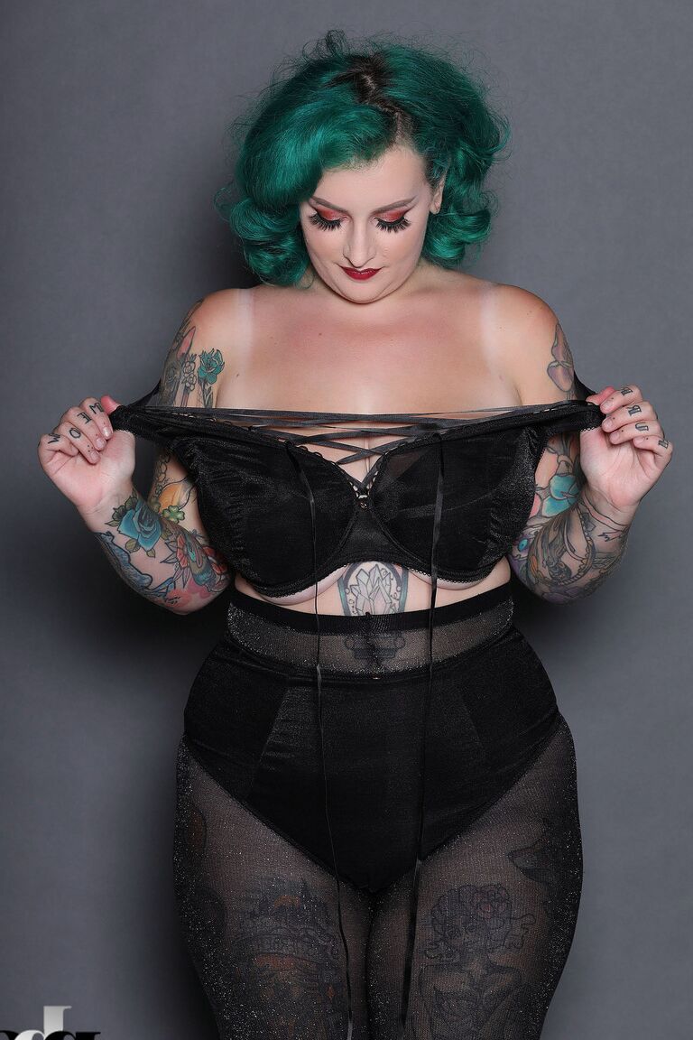 21P La gordita de pelo verde Galda Lou muestra su cuerpo tatuado y sus grandes tetas