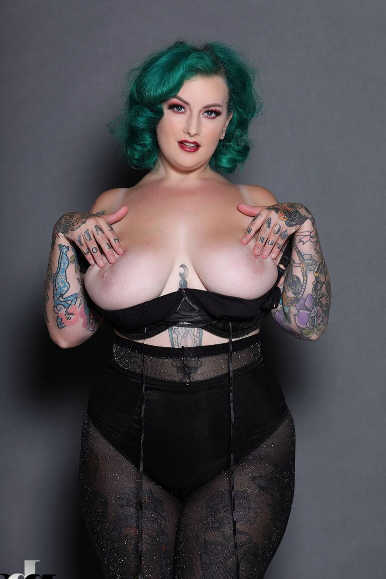 21P La gordita de pelo verde Galda Lou muestra su cuerpo tatuado y sus grandes tetas