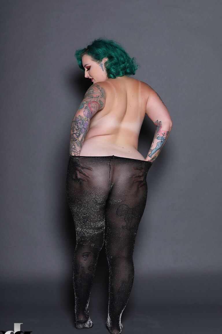 21P La gordita de pelo verde Galda Lou muestra su cuerpo tatuado y sus grandes tetas