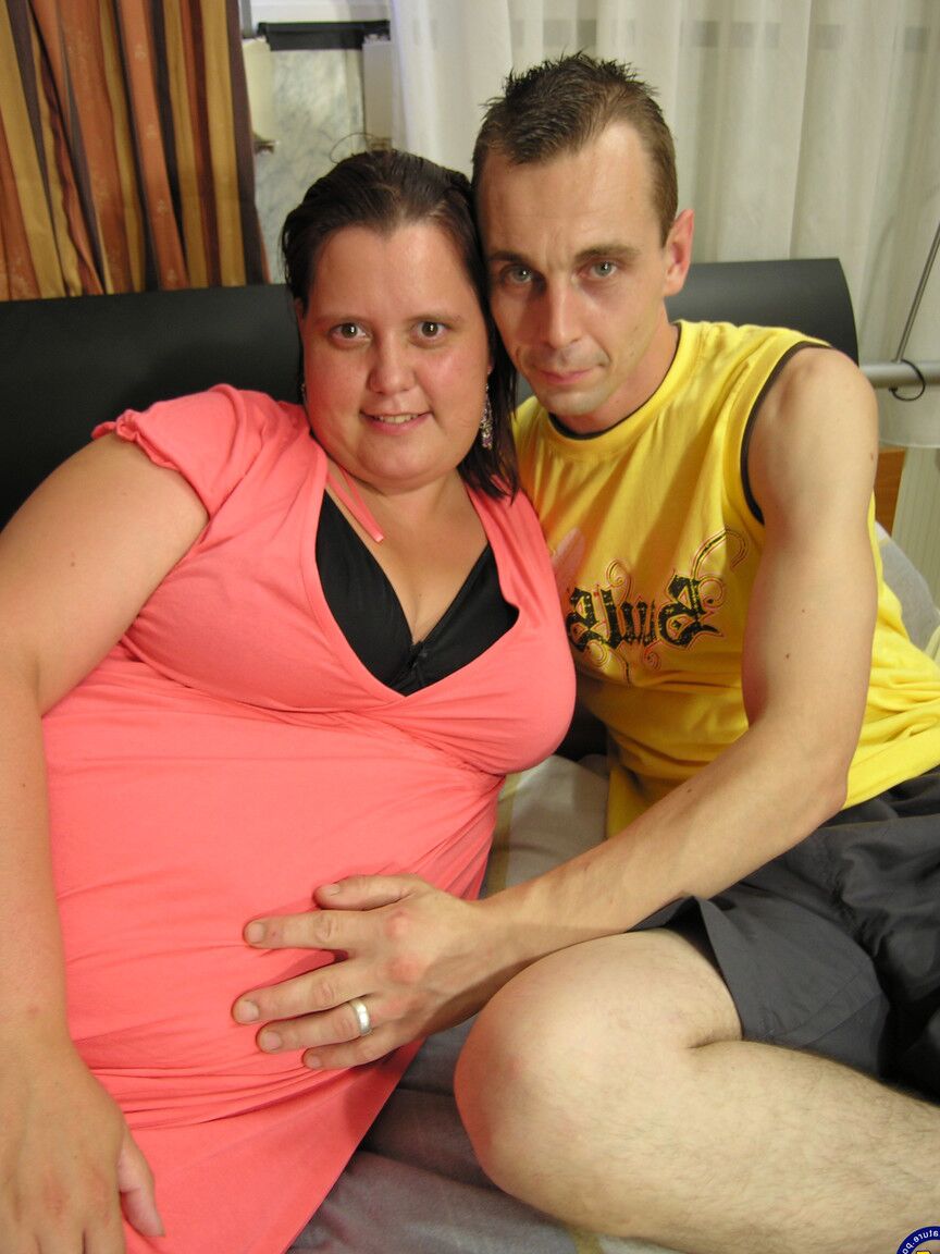21P Amateur gros Jasmien joue en suçant une bite