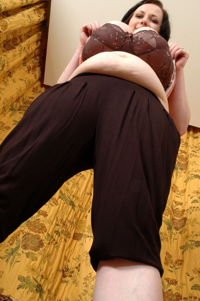 21P La MILF rolliza Venus se desnuda para mostrar sus grandes y caídas tetas falsas
