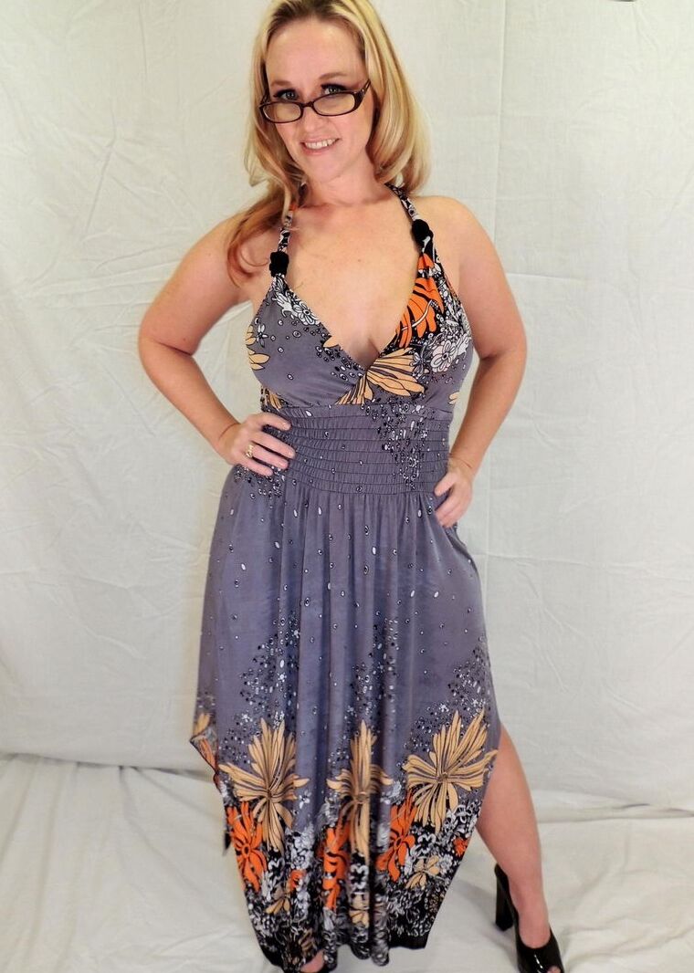 17P La blonde amateur Dee Siren expose ses gros seins tout en portant des lunettes.