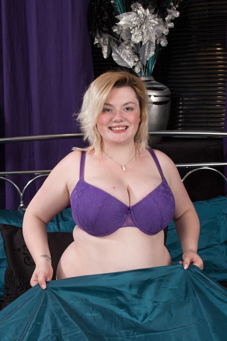 Die 17P Chubby Thot AJ Shine spielt mit ihren riesigen natürlichen Brüsten und ihrer unrasierten Muschi