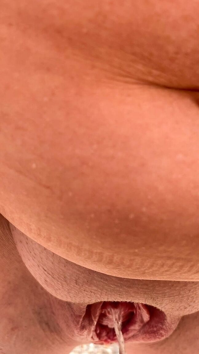 20P La MILF con trasero de burbuja Dee Siren revela su vientre perforado y orina al aire libre