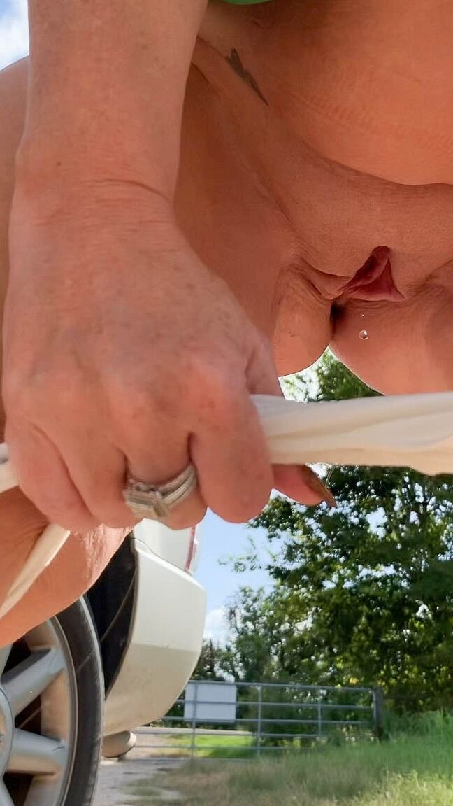 20P La MILF con trasero de burbuja Dee Siren revela su vientre perforado y orina al aire libre