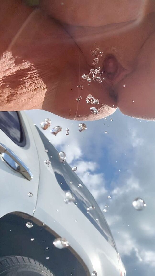 20P La MILF con trasero de burbuja Dee Siren revela su vientre perforado y orina al aire libre