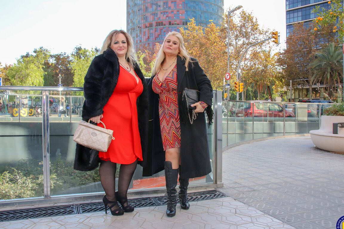 16P Mujeres rubias obesas se besan con la lengua y juegan entre ellas con sus enormes pechos