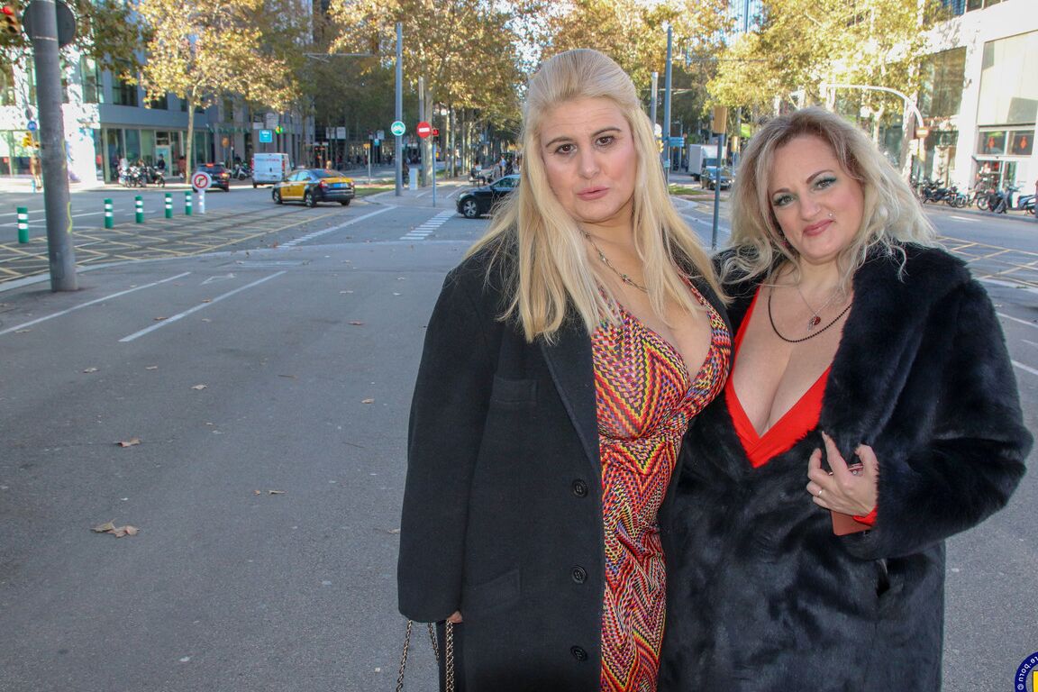 16P Mujeres rubias obesas se besan con la lengua y juegan entre ellas con sus enormes pechos