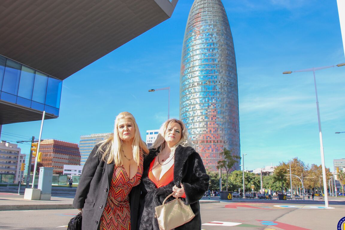 16P Mujeres rubias obesas se besan con la lengua y juegan entre ellas con sus enormes pechos