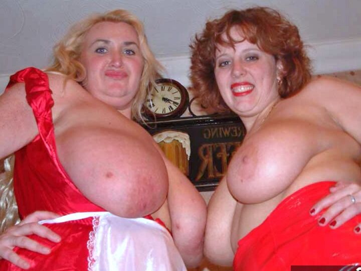 20P Curvy Claire, rousse aux gros seins, se livre au sexe lesbien avec une blonde aux gros seins