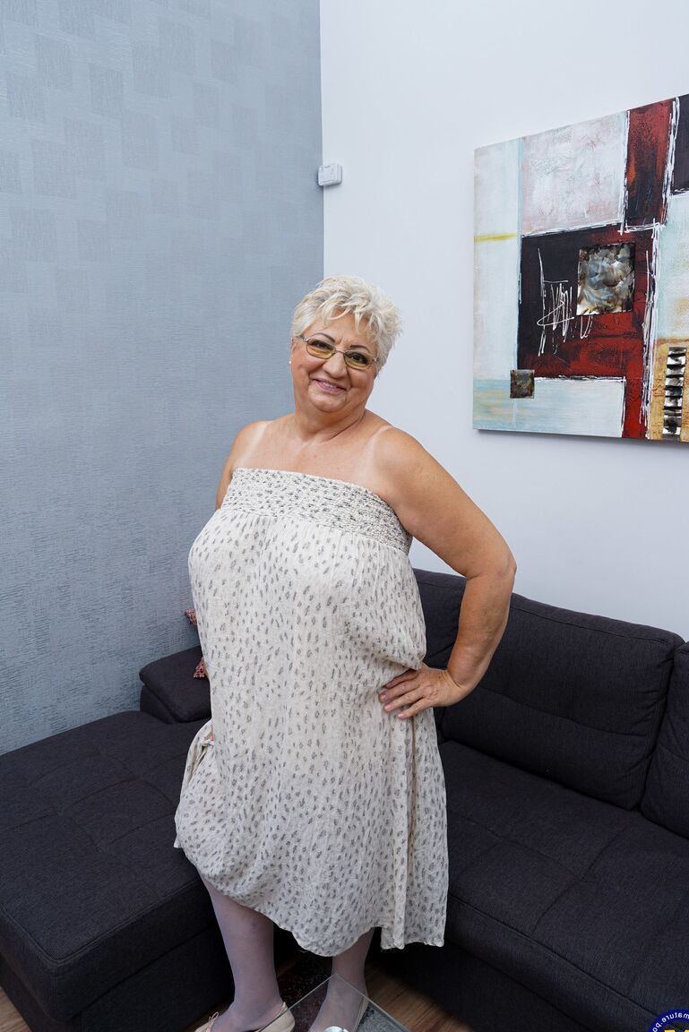21P La abuela rubia gorda Babet muestra su ropa interior mientras la adolescente Diane Chrystall posa