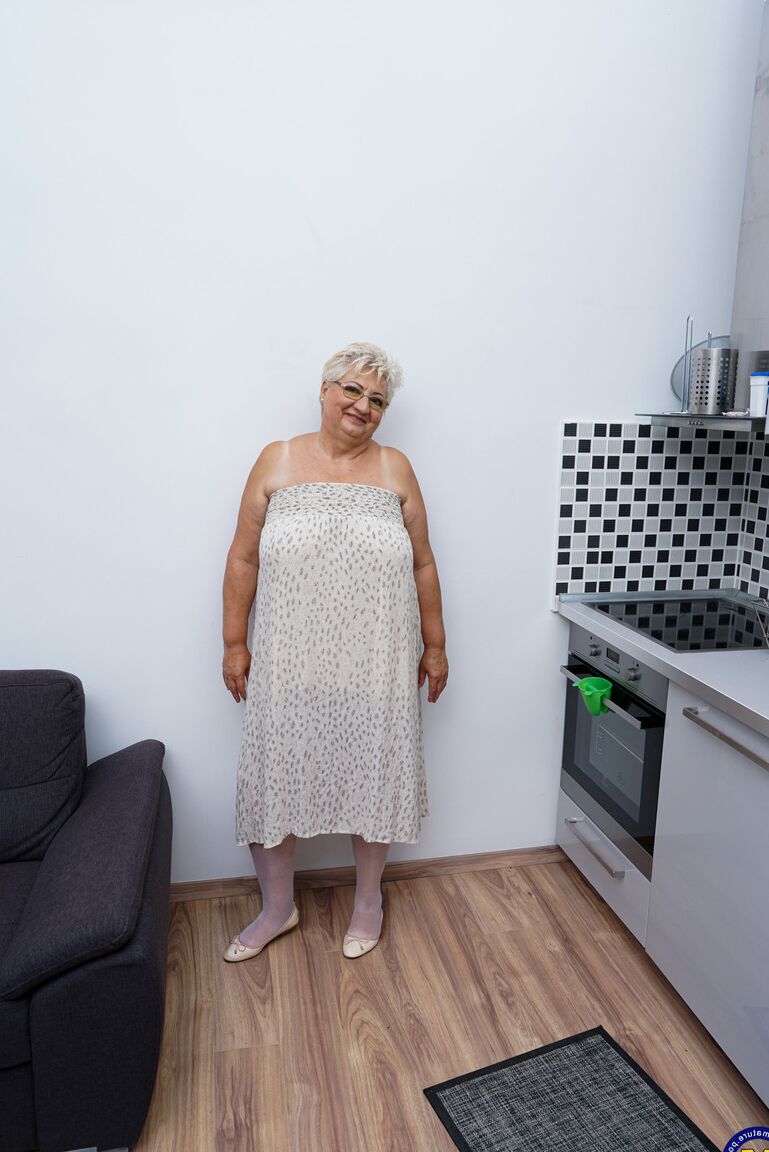 21P La abuela rubia gorda Babet muestra su ropa interior mientras la adolescente Diane Chrystall posa