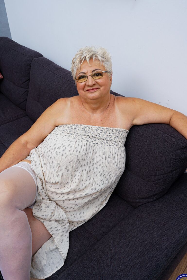 21P La abuela rubia gorda Babet muestra su ropa interior mientras la adolescente Diane Chrystall posa