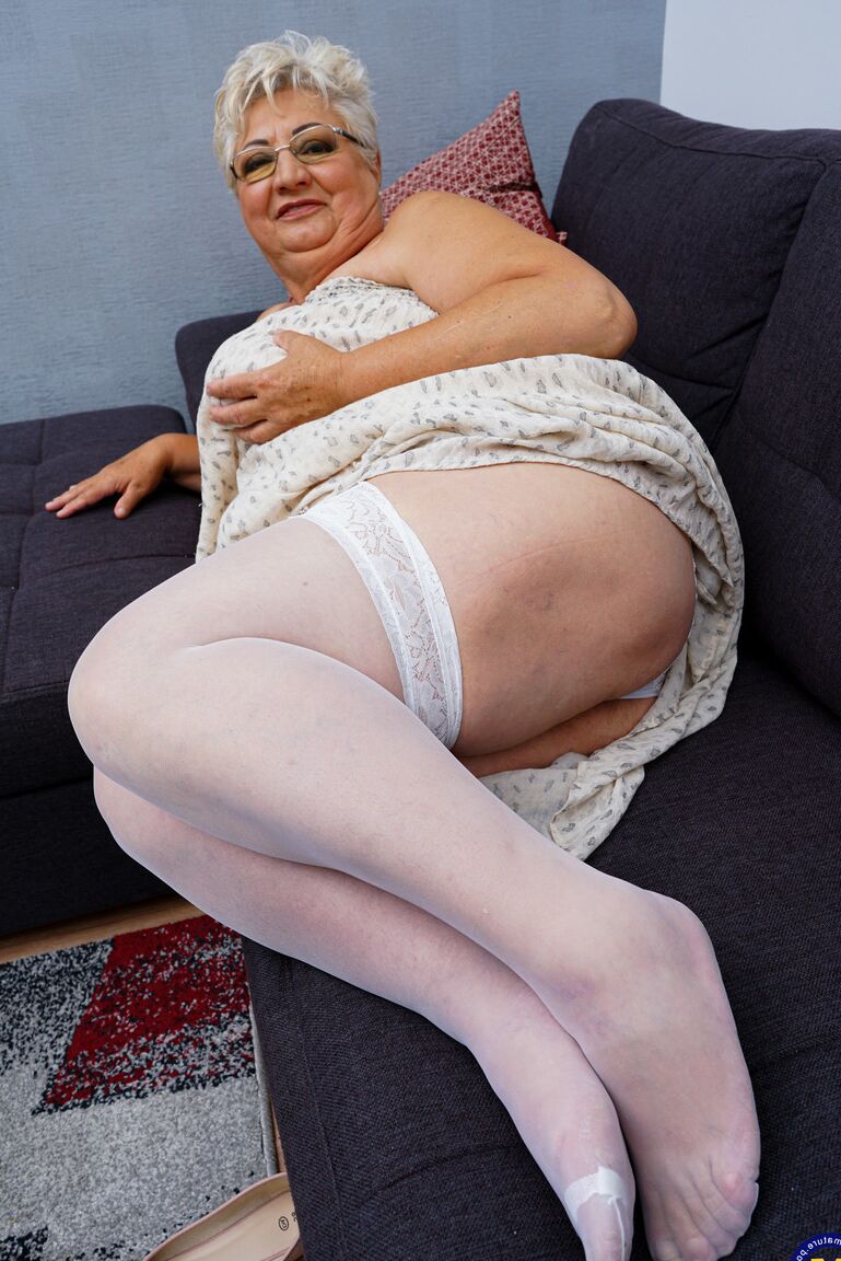 21P La abuela rubia gorda Babet muestra su ropa interior mientras la adolescente Diane Chrystall posa