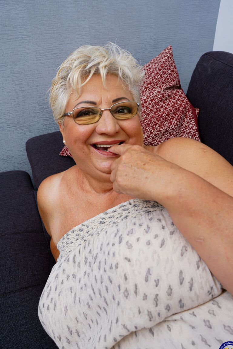21P La abuela rubia gorda Babet muestra su ropa interior mientras la adolescente Diane Chrystall posa
