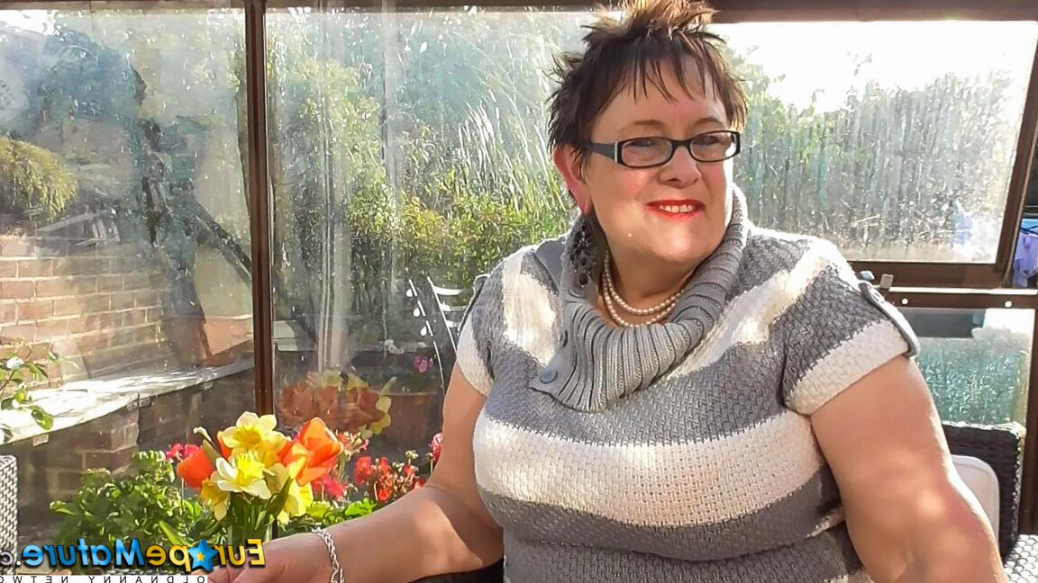 21P Kurzhaarige BBW mit Brille Rita zeigt ihre riesigen Brüste und masturbiert