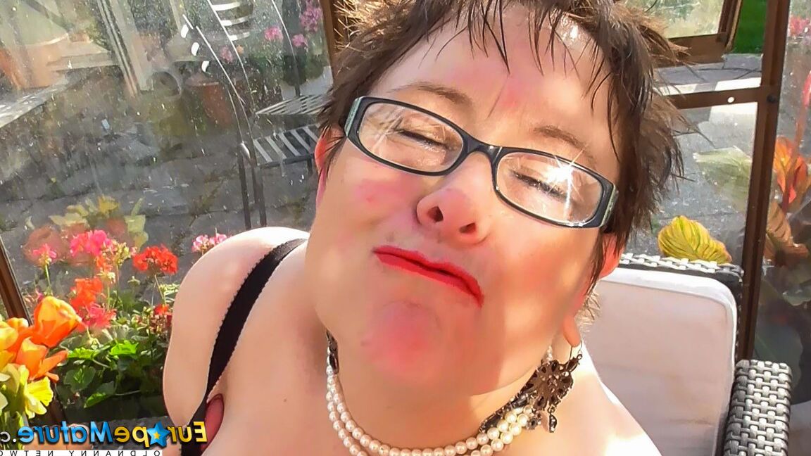 21P Kurzhaarige BBW mit Brille Rita zeigt ihre riesigen Brüste und masturbiert