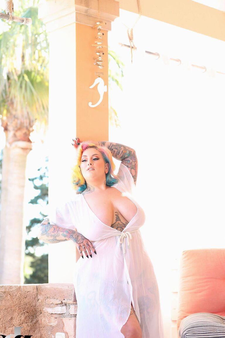 21P Galda Lou, BBW aux cheveux arc-en-ciel, révèle ses seins géants et son corps tatoué